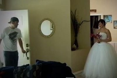 Αυτή η γυναίκα φόρεσε το νυφικό του γάμου της και περίμενε τον άνδρα της. Δείτε γιατί!(βίντεο)