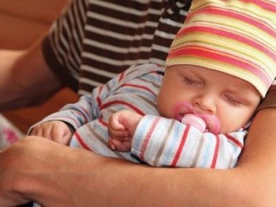 Οδηγός επιβίωσης για μπαμπάδες: Οι χρυσοί κανόνες που πρέπει να ακολουθήσετε όταν έρθει σπίτι η μαμά με το μωρό!