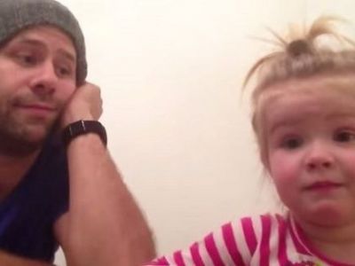 Αυτός ο μπαμπάς δείχνει να βαριέται, αλλά όλα αλλάζουν όταν η κόρη του αρχίζει να...(βίντεο)