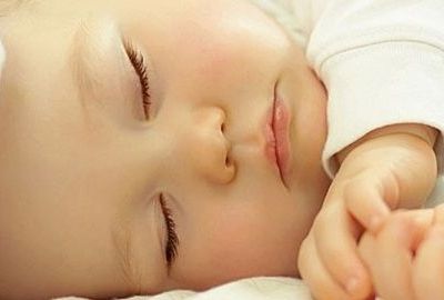 Να τι πρέπει να κάνετε όταν το μωρό κοιμάται. Ένας μπαμπάς συμβουλεύει (βίντεο)