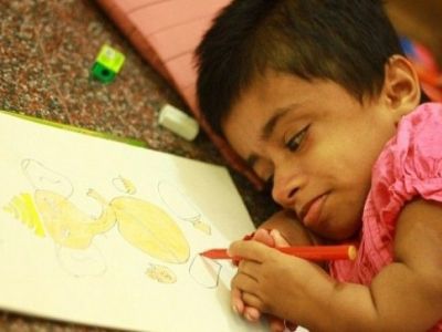 Έφηβη «παγιδευμένη» στο σώμα δίχρονης (εικόνες - βίντεο)