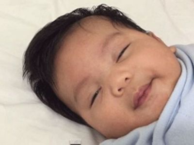 Αυτός ο μπαμπάς πρέπει να πάρει βραβείο. Δείτε πώς κοίμισε το μωρό του σε 1 λεπτό! (βίντεο)