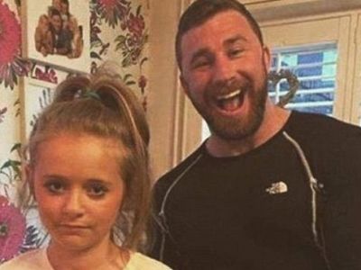 Το μήνυμα που έγραψε στην μπλούζα της κόρης του κι έγινε viral (εικόνα)