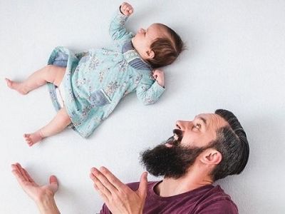 Μπαμπάς και νεογέννητη κόρη φωτογραφίζονται με τον ποιο γλυκό και αστείο τρόπο! (εικόνες)