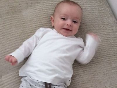 «Και ενώ τα είχαμε αγοράσει όλα ροζ, η γιατρός μας ανακοίνωσε στον 5ο μήνα ότι είναι γιος!»