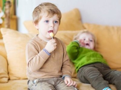 Ο χρόνος που οι έφηβοι αφιερώνουν στον υπολογιστή σχετίζεται με το μορφωτικό επίπεδο των γονιών