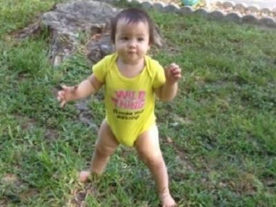 Μοναδικό: Μπαμπάς τραβάει σε κάμερα τα πρώτα βηματάκια της κόρης του (βίντεο)