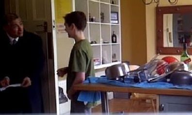 Μοναδική αντίδραση μπαμπά, όταν μαθαίνει ότι ο γιος του πέρασε τα μαθηματικά! (βίντεο)