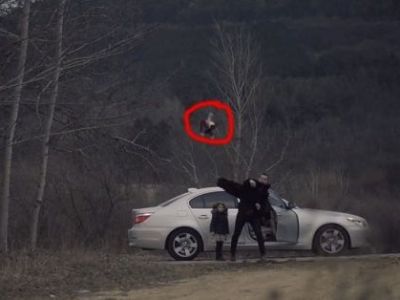 Συγκλονιστικό: Πατέρας πετάει έξω από το αυτοκίνητο μία κούκλα. Δείτε τι γίνεται στην συνέχεια (βίντεο)