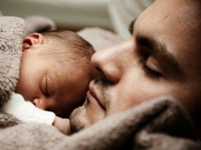 Οι μαμάδες πρέπει να αφήσουν τους μπαμπάδες να δεθούν με τους γιους τους!