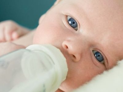 «Τι είναι η γαστροοισοφαγική παλινδρόμηση και πόσο επικίνδυνη είναι για το μωρό μου;»