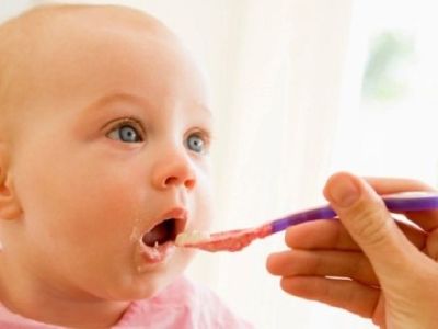 «Πότε πρέπει να ξεκινήσει το μωρό μου να τρώει στέρεες τροφές;»