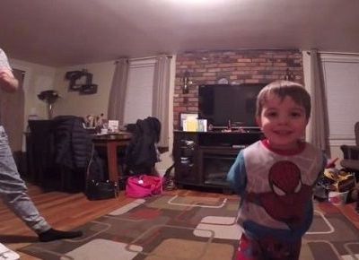 Ο μικρός ανοίγει την κάμερα, ο μπαμπάς πατάει το play και δείτε τι συμβαίνει μετά! (βίντεο)