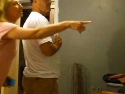 Μπορεί η γιαγιά να τσιρίζει από χαρά αλλά ο παππούς είναι αυτός που κερδίζει όλα τα βλέμματα! (βίντεο)