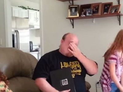 Αυτός ο μπαμπάς προσπαθεί να κρύψει τα δάκρυά του από τις κόρες του. Δείτε γιατί! (βίντεο)