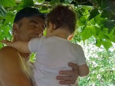 Ο «Ταξίαρχος Θεοχάρης» στον πιο τρυφερό του ρόλο. Αυτόν του παππού!