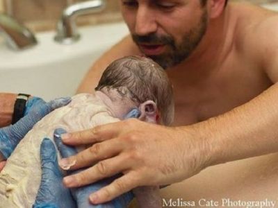 Ωδή στην πατρότητα! Μπαμπάδες συναντούν για πρώτη φορά τα μικρά τους (pics)