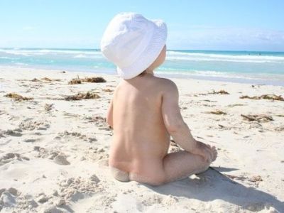 Μωρό 3 μηνών κι άνω: Έτσι μπορεί να μπει άφοβα στη θάλασσα