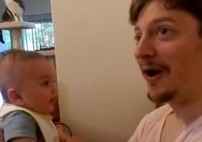 Μπαμπάς λέει στον 3 μηνών γιο του «Σ'αγαπώ». Δείτε την απάντηση του μικρού! (βίντεο)