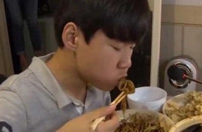 Δες τον έφηβο που κερδίζει 1500 δολάρια την ημέρα… τρώγοντας