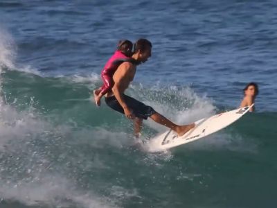 Ο σέρφερ μπαμπάς κάνει σερφ με τη μικρή του κόρη (βίντεο)