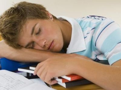 Εφηβεία: Λιγότερος ύπνος,περισσότερα κιλά