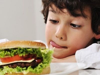 Τα παιδιά σας ζητάνε συνέχεια φαστ φουντ; Κλείστε την τηλεόραση!