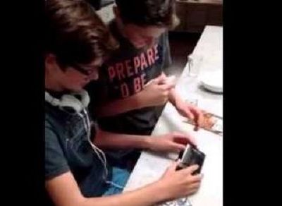 Δείτε πώς αντιδρούν δύο αγόρια όταν βλέπουν για πρώτη φορά ένα Walkman(βίντεο)