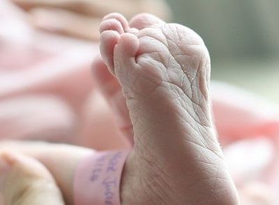 Ισόβια στη νεαρή μητέρα που άφησε το μωρό της να πεθάνει από την πείνα