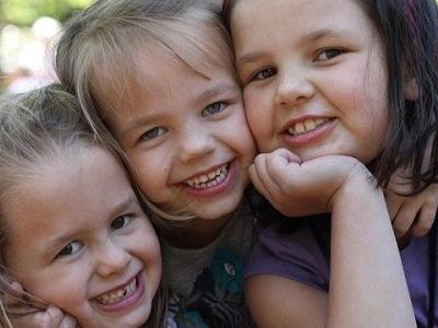 Δεν φαντάζεστε τι χριστουγεννιάτικο δώρο έκαναν οι γονείς στις τρεις κόρες τους (βίντεο)