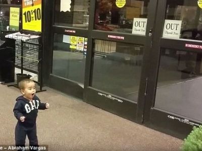 Δείτε την αντίδραση του μικρού όταν ανακαλύπτει πώς ανοίγουν οι αυτόματες πόρτες! (βίντεο)