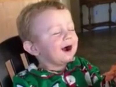 Δείτε πώς αντιδρά ο μικρός μπόμπιρας όταν δοκιμάζει για πρώτη φορά μπέικον (βίντεο)