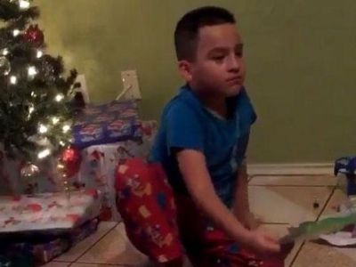 Δείτε την έξαλλη αντίδραση ενός πιτσιρικά όταν διαπιστώνει ότι του πήραν λάθος δώρο (βίντεο)