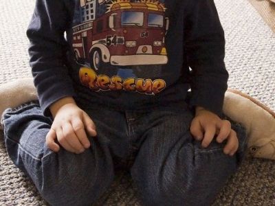 Μήπως το παιδί σας κάθεται σε θέση W; Τι πρέπει να γνωρίζετε