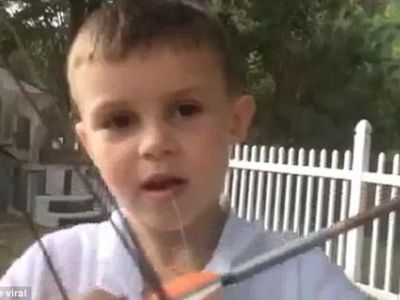 Δεν φαντάζεστε με ποιο τρόπο βγάζει το δόντι του το 7χρονο αγόρι (βίντεο)