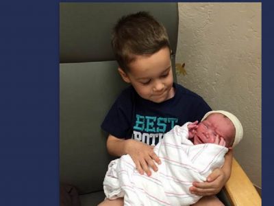 Kρατάει για πρώτη φορά αγκαλιά τον νεογέννητο αδελφό του και η αντίδρασή του μοναδική (video)