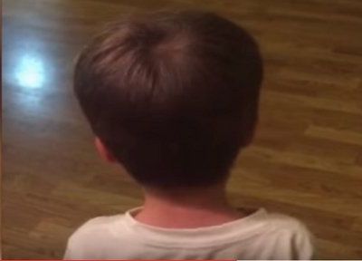 Αγοράκι βρήκε το ξυραφάκι του μπαμπά του και δείτε τι έγινε...(βίντεο)