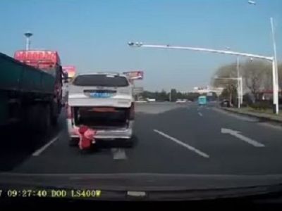 Απίστευτο: Μωρό πέφτει στη μέση του δρόμου από βαν χωρίς να το καταλάβει ο παππούς του (βίντεο)