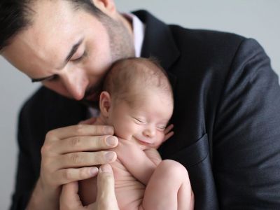 Είκοσι τρυφερές φωτογραφίες με μπαμπάδες που κρατούν αγκαλιά το μωρό τους (pics)