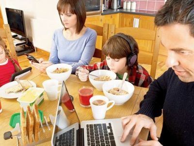 10 κακά παραδείγματα που δίνουμε στα παιδιά μας