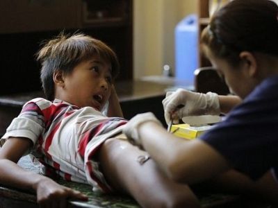 Μικρά αγόρια υποβάλλονται σε περιτομή στην τάξη ενός σχολείου (εικόνες)