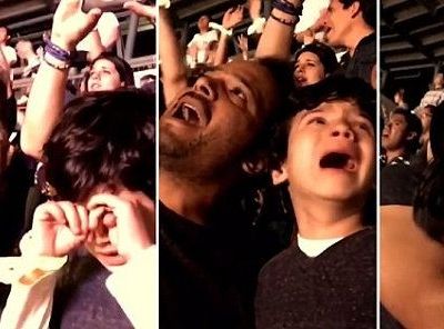 Δείτε το βίντεο αυτό: Αυτιστικό παιδί ξεσπάει σε κλάματα σε συναυλία όταν ακούει το αγαπημένο του τραγούδι