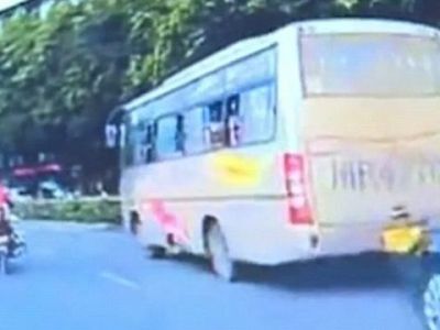 Σοκαριστικό:Μωρό πέφτει από παράθυρο λεωφορείου! (βίντεο)