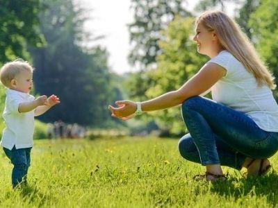 Τα παιδιά που περπατάνε νωρίτερα, έχουν πιο γερά οστά στην εφηβεία