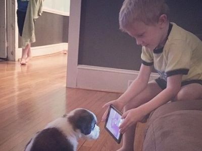 Οι φωτογραφίες του μικρού αγοριού που εκπαιδεύει το σκύλο του έγιναν viral