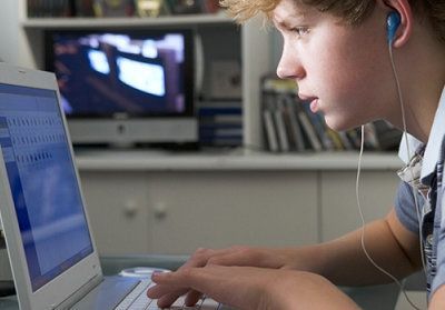 Για ποιους λόγους χρησιμοποιούν οι έφηβοι το διαδίκτυο-Τι δείχνουν τα στοιχεία