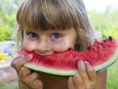 Καλοκαιρινά φρούτα: Πόσες θερμίδες έχουν και ποιες είναι οι ευεργετικές τους ιδιότητες