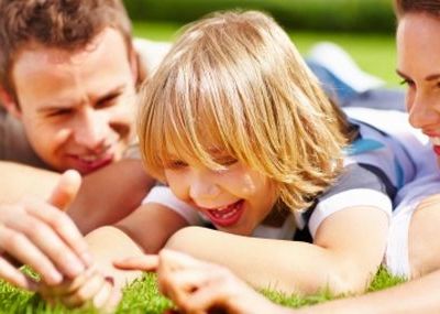 12 πράγματα που τα παιδιά πρέπει να δουν να κάνουν οι γονείς τους