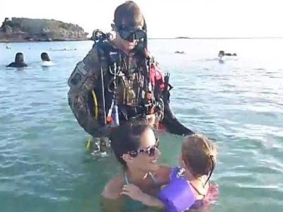 Αυτή είναι έκπληξη: Ο μπαμπάς επέστρεψε ...δια θαλάσσης (video)