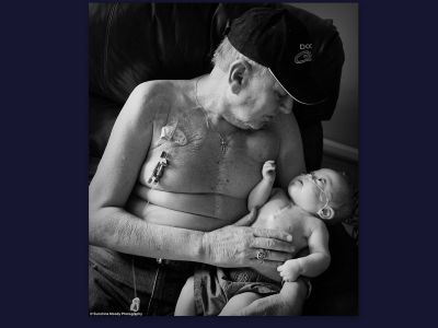 Η ασπρόμαυρη φωτογραφία παππού και εγγονού που συγκίνησε το διαδίκτυο